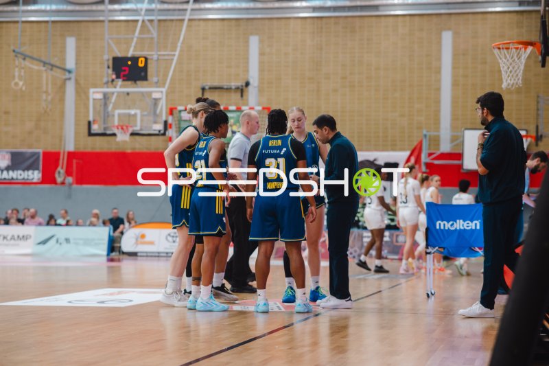 Alba Berlin Damen in Auszeit-Besprechung in der KISEC-Arena