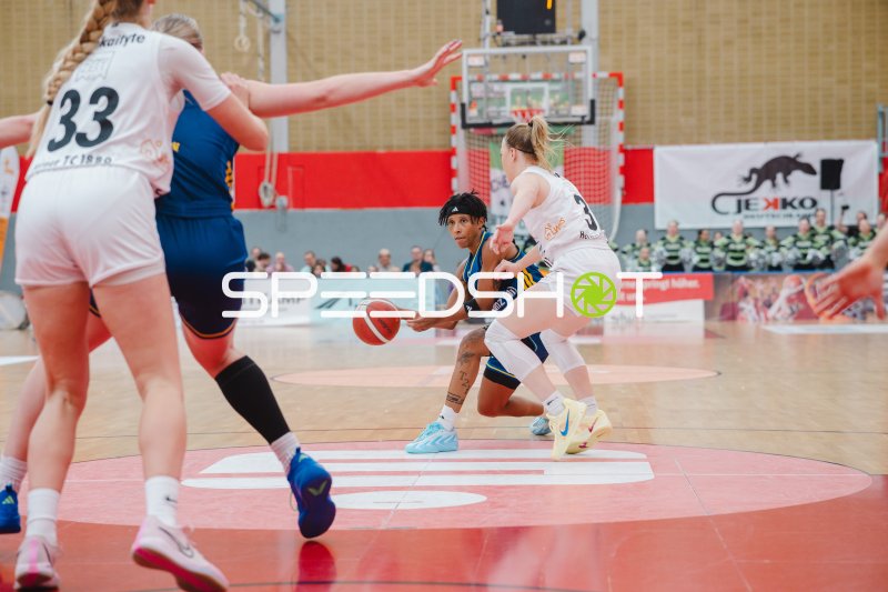 Deeshyra Thomas (#21; Alba Berlin Damen) im Spielaufbau gegen Herner TC