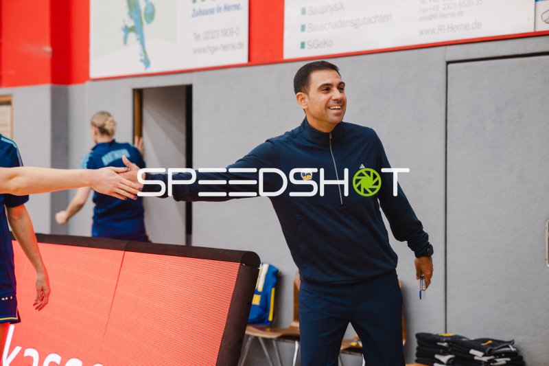 Trainer an der Seitenlinie in der KISEC-Arena Herne