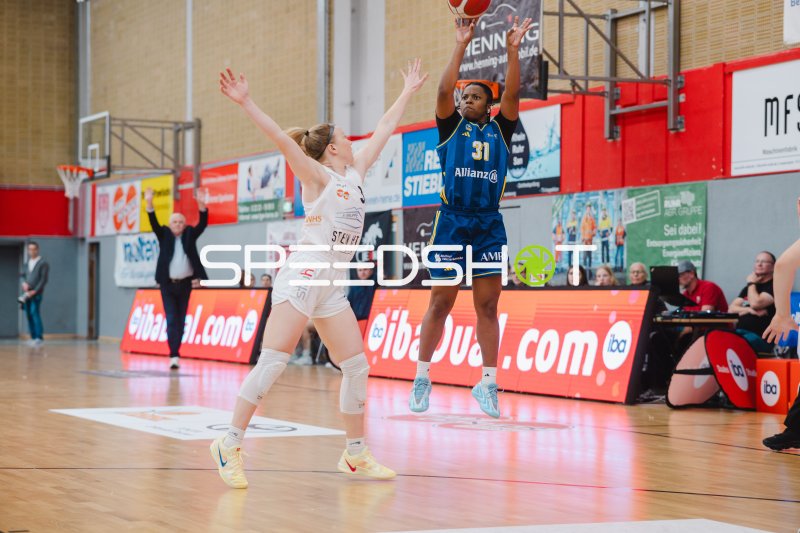 Oceane Monpierre (#31; Alba Berlin Damen) zum Sprungwurf gegen Herner TC