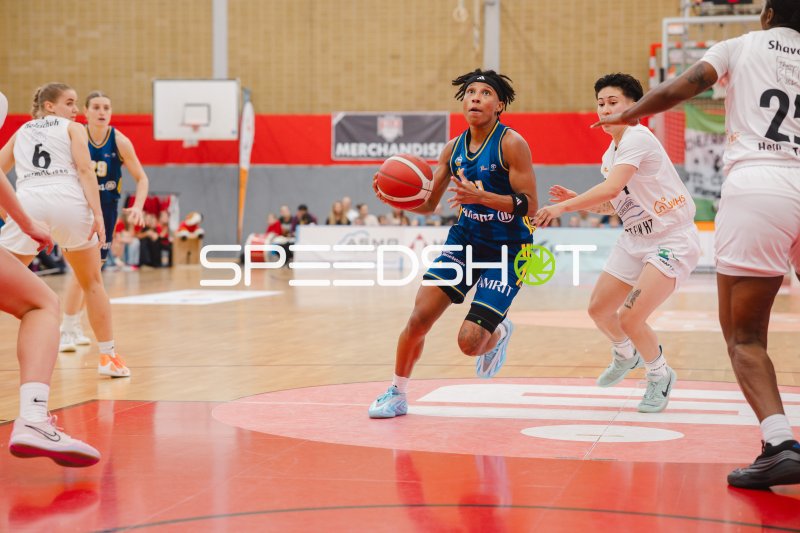 Deeshyra Thomas (#21; Alba Berlin Damen) im Angriff gegen Herner TC