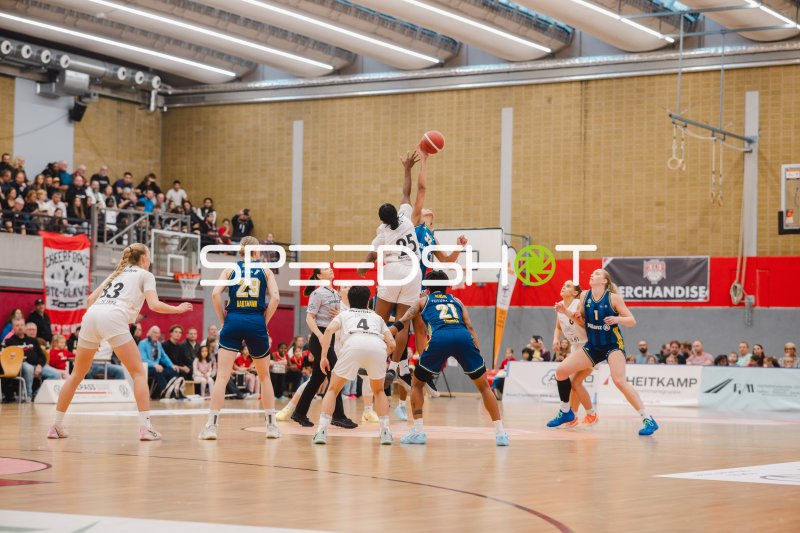 Marcavia Keirra Jashun Sanders Shavers (#25; Herner TC) im Sprungwurf gegen Alba Berlin