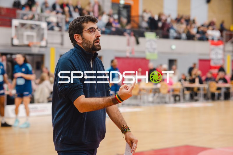 Trainer an der Seitenlinie in der KISEC-Arena Herne