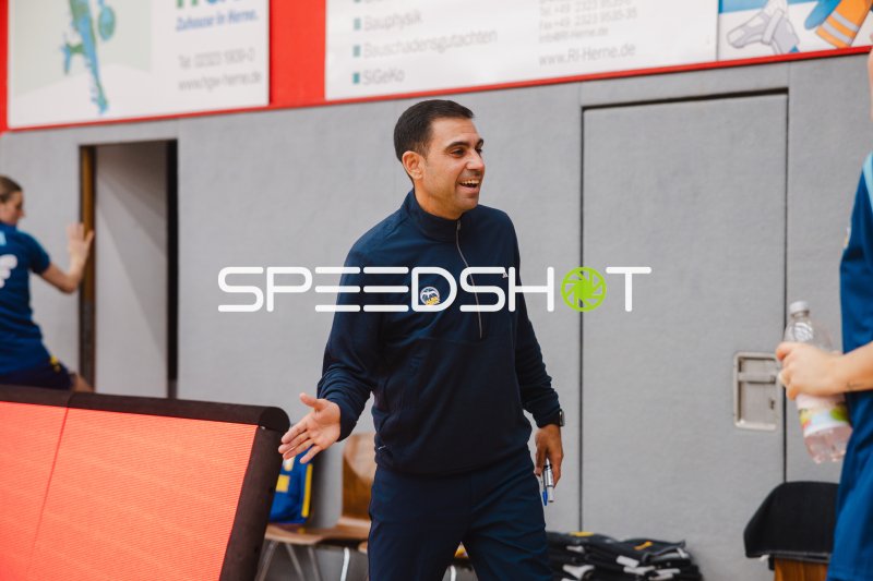 Trainer an der Seitenlinie in der KISEC-Arena