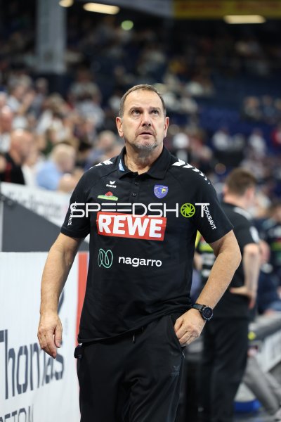 Trainer an der Seitenlinie in der Merkur Ostseehalle