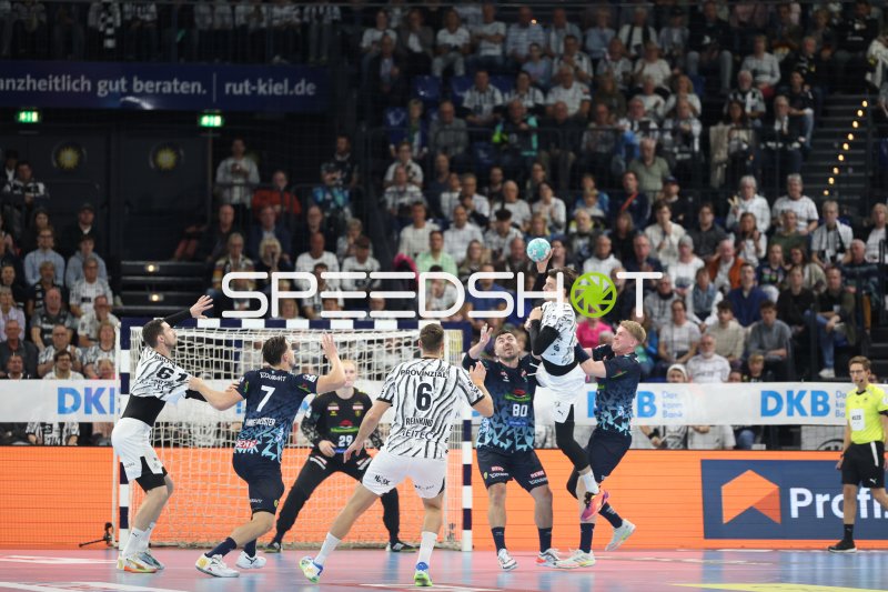 Jannik Kohlbacher (#80; Rhein Neckar Löwen) im Sprungwurf gegen THW Kiel