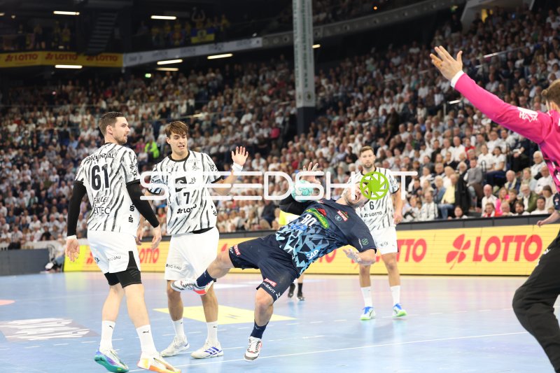 Spieler der Rhein Neckar Löwen im Sprungwurf gegen THW Kiel
