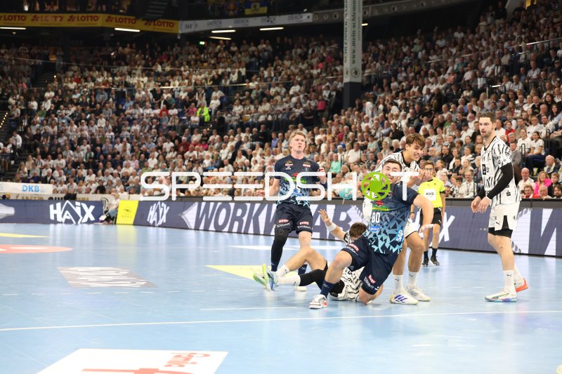 Jannik Kohlbacher (#80; Rhein Neckar Löwen) am Boden nach Zweikampf