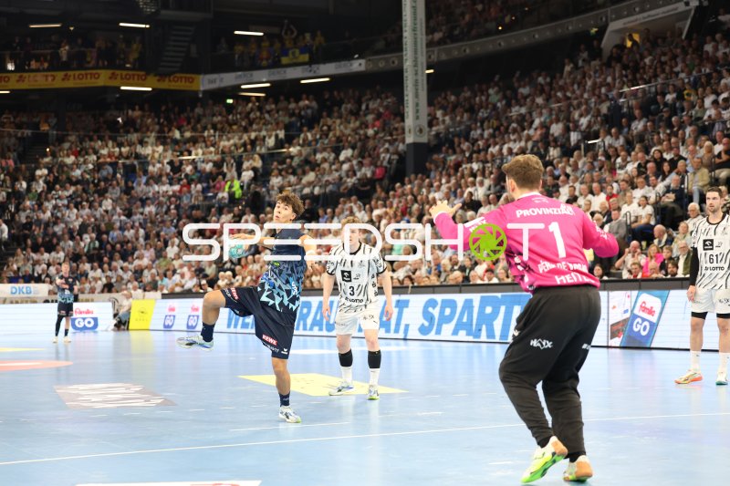 Jarnes Faust (#3; THW Kiel) im Sprungwurf gegen Torwart in der Merkur Ostseehalle