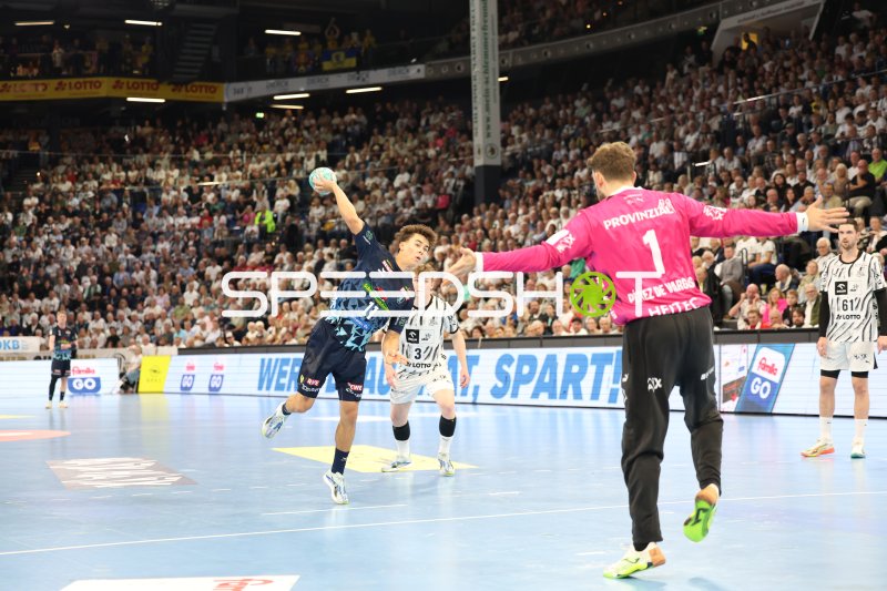 Hendrik Pekeler (#61; THW Kiel) im Sprungwurf gegen Niclas Mierzwa (#11; Rhein Neckar Löwen)
