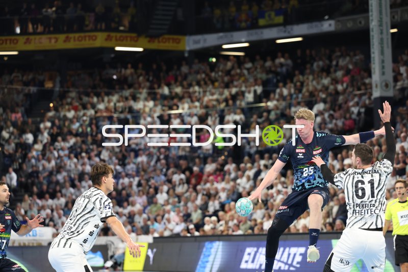 Dani Baijens (#77; Rhein Neckar Löwen) im Sprungwurf gegen THW Kiel