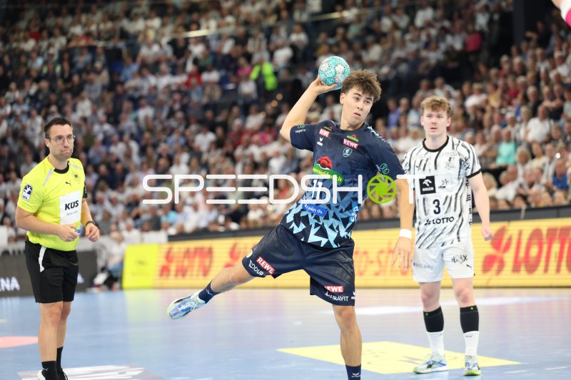 Jarnes Faust (#3; THW Kiel) im Sprungwurf gegen Niclas Mierzwa (#11; Rhein Neckar Löwen)