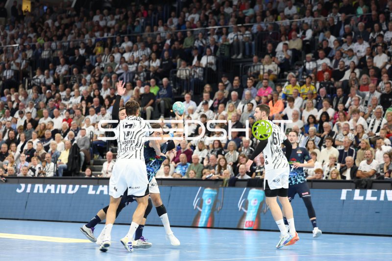 Robert Timmermeister (#7; Rhein Neckar Löwen) im Sprungwurf gegen THW Kiel