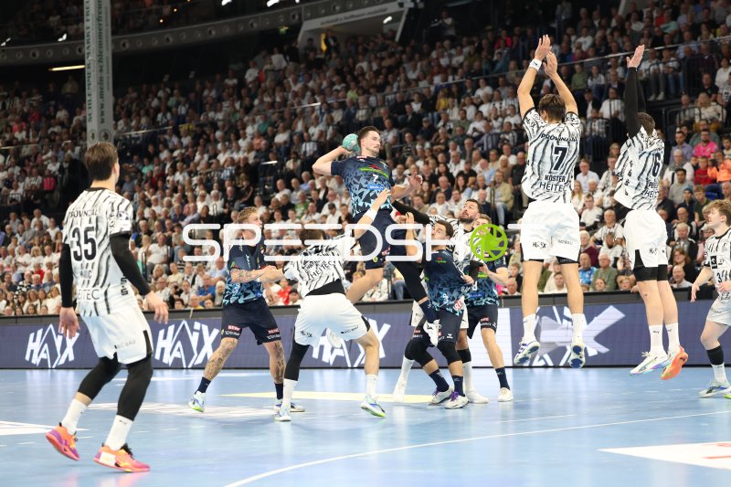 Tim Nothdurft (#8; Rhein Neckar Löwen) im Sprungwurf gegen THW Kiel