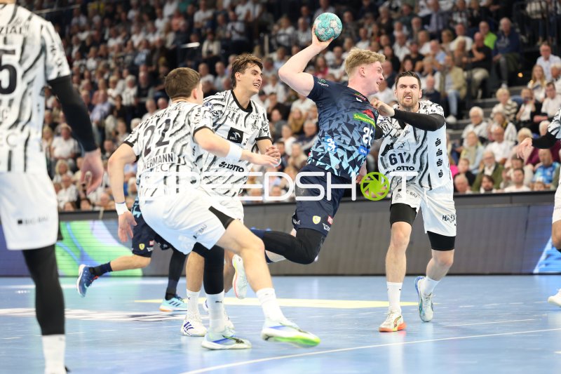 Hendrik Pekeler (#61; THW Kiel) im Sprungwurf gegen die Abwehr