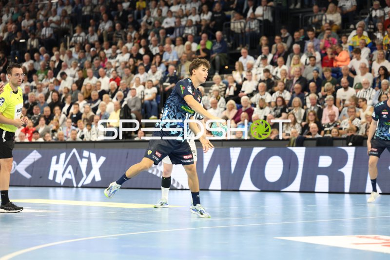 Niclas Mierzwa (#11; Rhein Neckar Löwen) im Spielaufbau gegen THW Kiel