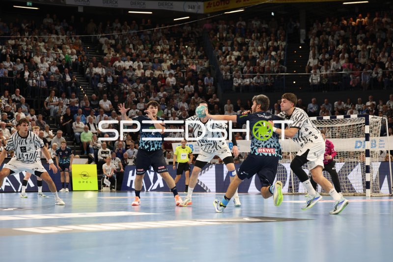 Julian Köster (#7; THW Kiel) und Aron Seesing (#21; Rhein Neckar Löwen) im Zweikampf