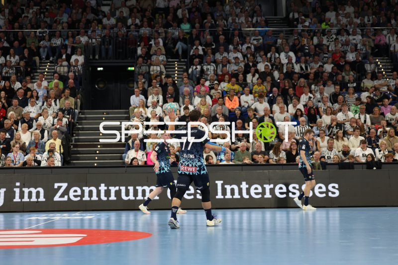 Dani Baijens (#77; Rhein Neckar Löwen) im Spielaufbau gegen THW Kiel