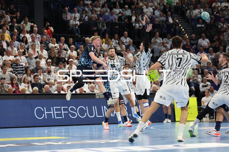 Harald Reinkind (#6; THW Kiel) im Sprungwurf gegen Jannik Kohlbacher (#80; Rhein Neckar Löwen)