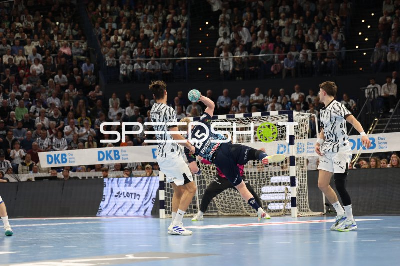 Angreifer der Rhein Neckar Löwen im Sprungwurf gegen THW Kiel