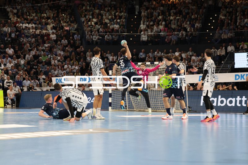Sprungwurf gegen die Abwehr des THW Kiel in der Merkur Ostseehalle