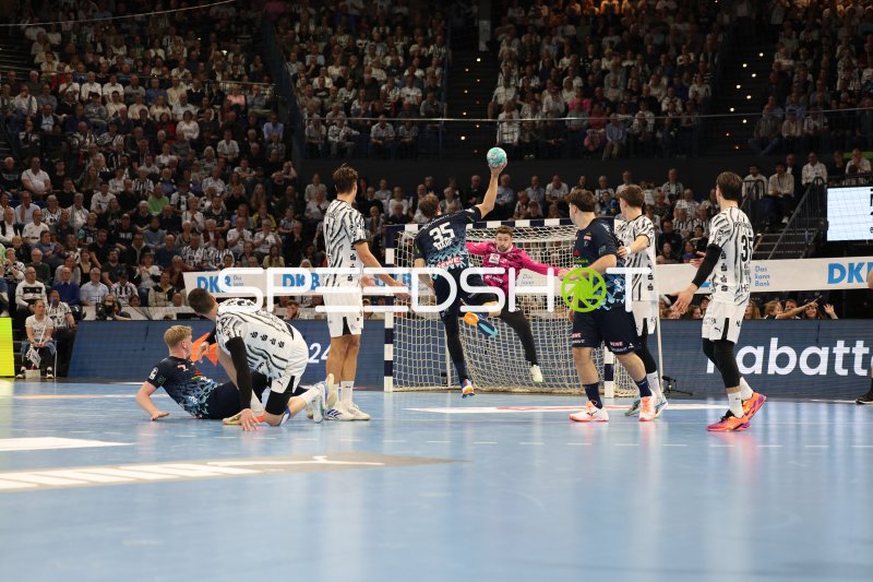 Spieler der Rhein Neckar Löwen im Sprungwurf gegen THW Kiel