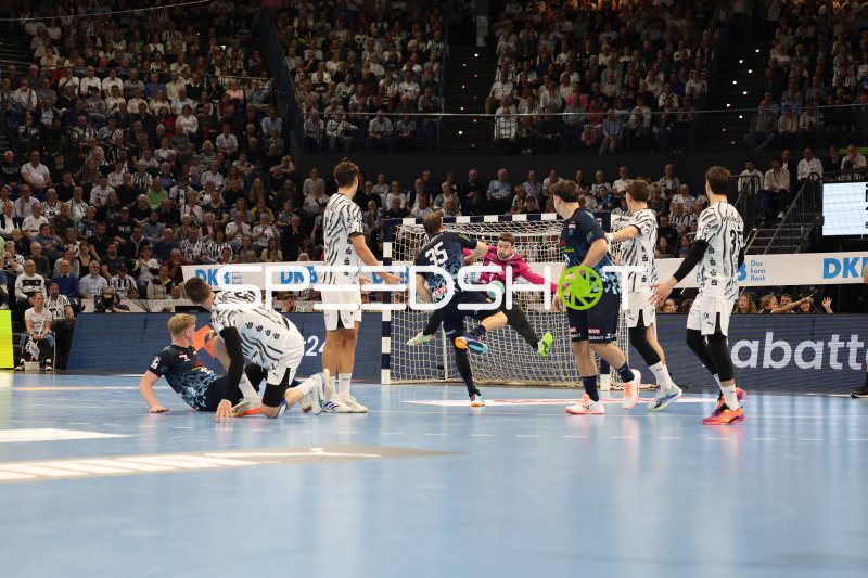 Rhein Neckar Löwen-Spieler im Sprungwurf gegen THW Kiel