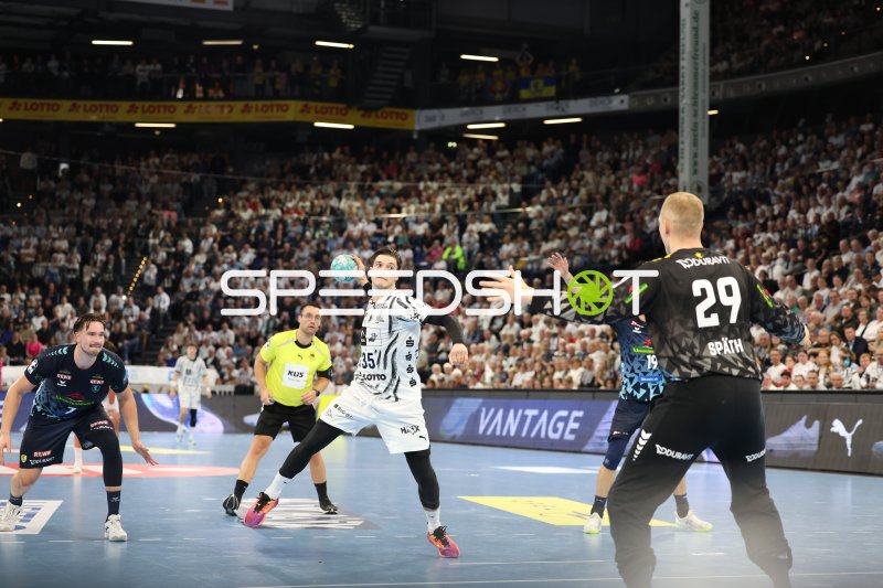 Domen Makuc (#35; THW Kiel) im Sprungwurf gegen Rhein Neckar Löwen
