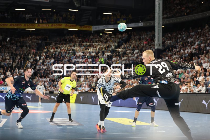 David Späth (#29; Rhein Neckar Löwen) im Sprungwurf gegen THW Kiel