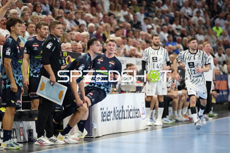 Haukur Thrastarson (#25; Rhein Neckar Löwen) in der Auswechselzone während Match gegen THW Kiel