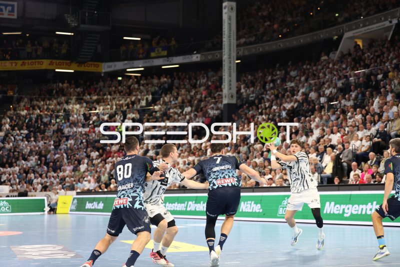 Angreifer der Rhein Neckar Löwen im Sprungwurf gegen THW Kiel
