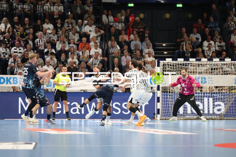 Domagoj Duvnjak (#4; THW Kiel) im Angriff gegen die Abwehr