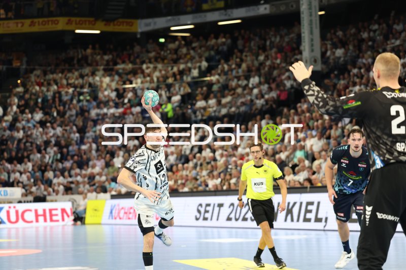 Lukas Zerbe (#24; THW Kiel) im Sprungwurf gegen Rhein Neckar Löwen
