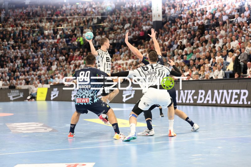 Jannik Kohlbacher (#80; Rhein Neckar Löwen) gegen THW Kiel Abwehr