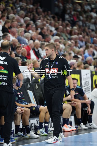 Michel Abt coacht die Rhein Neckar Löwen an der Seitenlinie