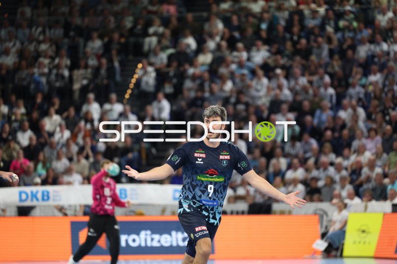 Jacob Arenth Lassen (#9; Rhein Neckar Löwen) im Rückraum gegen THW Kiel
