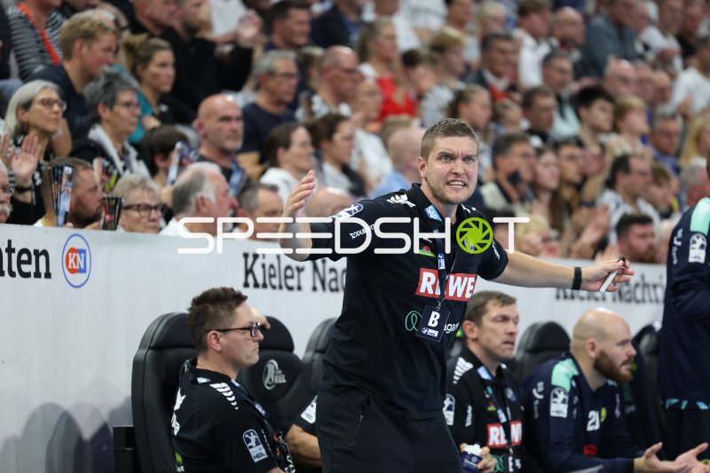 Michel Abt (Co-Trainer Rhein Neckar Löwen) an der Seitenlinie in der Merkur Ostseehalle Kiel