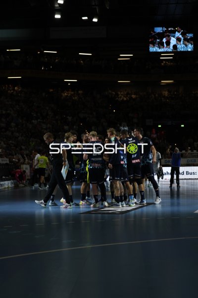 Rhein Neckar Löwen in Spielunterbrechung in der Merkur Ostseehalle Kiel