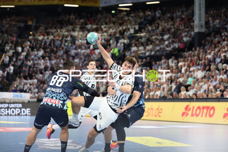 Domen Makuc (#35; THW Kiel) im Sprungwurf gegen die Rhein Neckar Löwen