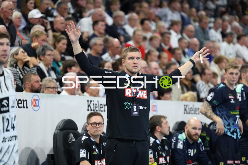 Michel Abt coacht Rhein Neckar Löwen von der Seitenlinie in der Merkur Ostseehalle