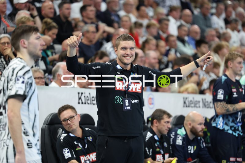 Michel Abt jubelt mit Rhein Neckar Löwen in der Merkur Ostseehalle Kiel