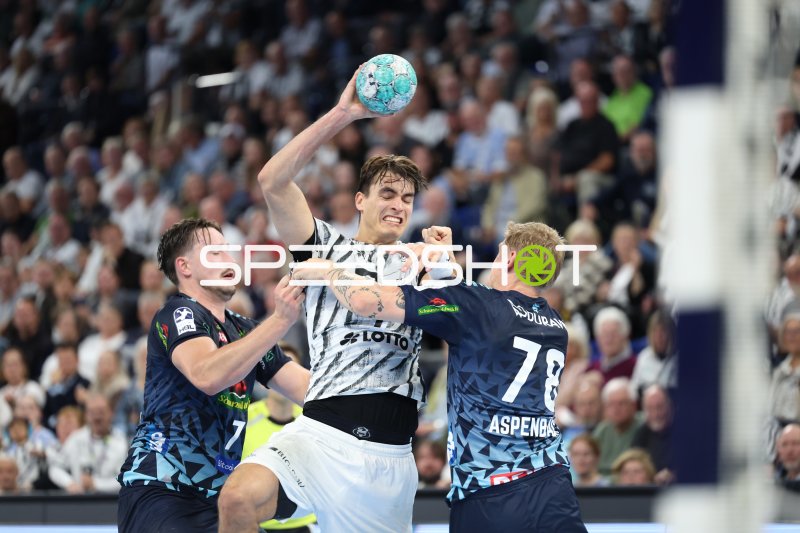 THW Kiel Spieler im Sprungwurf gegen die Abwehr der Rhein Neckar Löwen