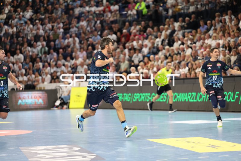 Marius Steinhauser (#19; Rhein Neckar Löwen) im Angriff gegen TSV Hannover Burgdorf