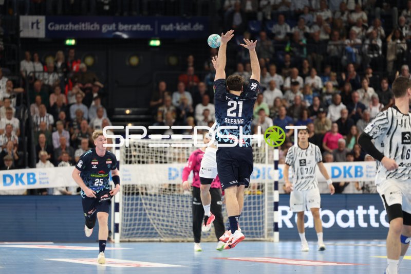 Aron Seesing (#21; Rhein Neckar Löwen) im Sprungwurf gegen THW Kiel
