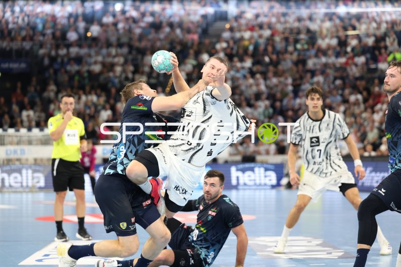 Jannik Kohlbacher (#80; Rhein Neckar Löwen) im Sprungwurf gegen deutsche Abwehr
