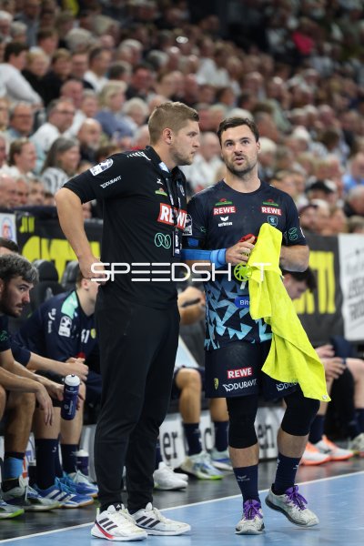 Dani Baijens (#77; Rhein Neckar Löwen) an der Seitenlinie mit Cheftrainer Michel Abt