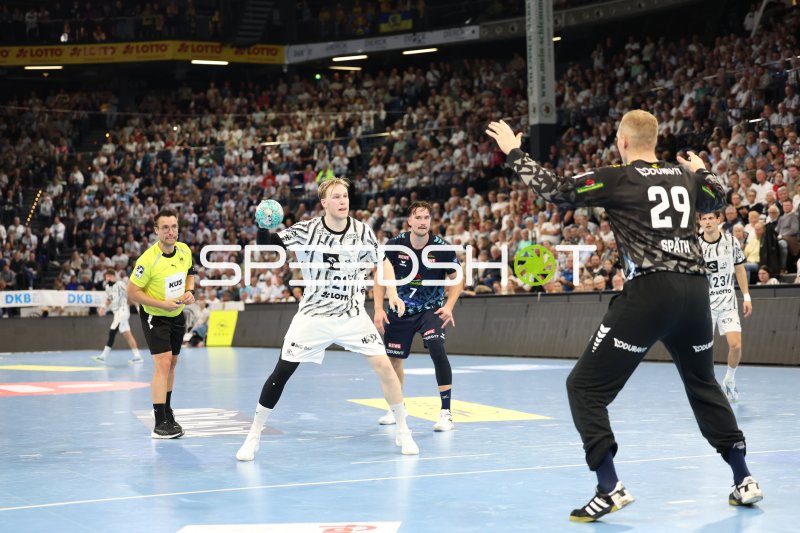 Eric Johansson (#21; THW Kiel) im Sprungwurf gegen Robert Timmermeister (#7; Rhein Neckar Löwen)