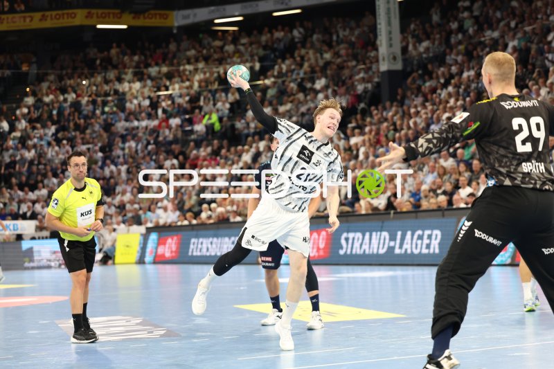 Sprungwurf im Angriff der THW Kiel gegen Rhein Neckar Löwen
