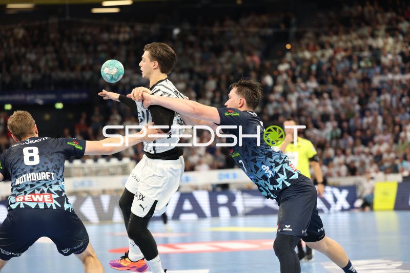 THW Kiel Spieler im Sprungwurf gegen Rhein Neckar Löwen Abwehr