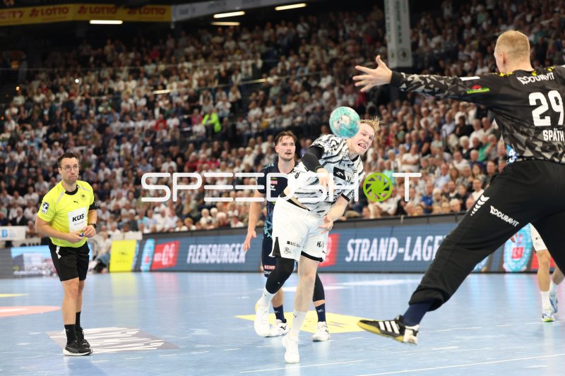 Robert Timmermeister (#7; Rhein Neckar Löwen) im Sprungwurf gegen THW Kiel